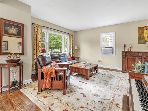 8 Thomas Street, Trumbull CT 06611