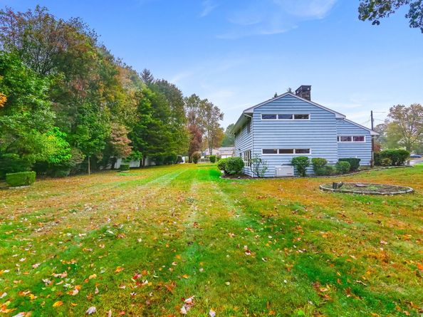 38 Smith Place, Trumbull CT 06611