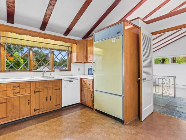 38 Smith Place, Trumbull CT 06611