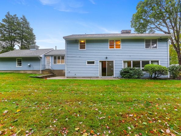 38 Smith Place, Trumbull CT 06611