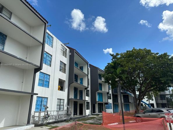 3900 N Hills Dr 310, Hollywood FL 33021