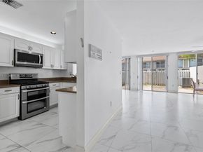 10226 NW 52nd Ln, Doral FL 33178