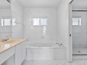 10226 NW 52nd Ln, Doral FL 33178