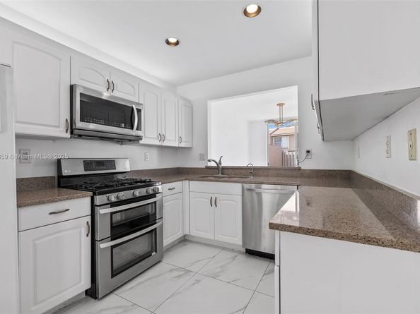 10226 NW 52nd Ln, Doral FL 33178