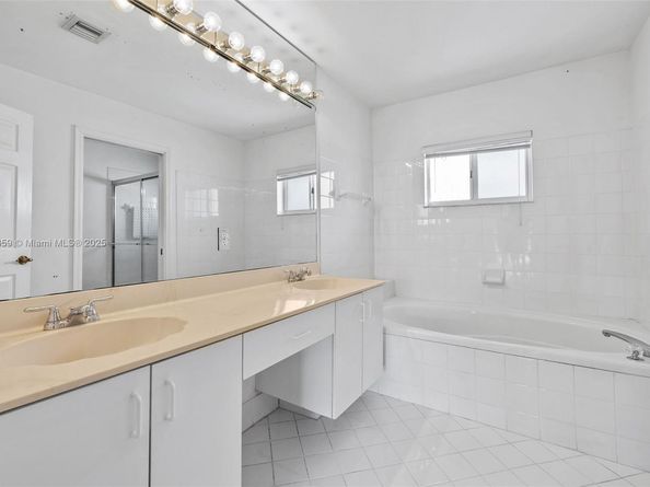 10226 NW 52nd Ln, Doral FL 33178