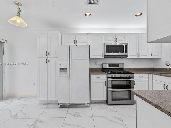 10226 NW 52nd Ln, Doral FL 33178