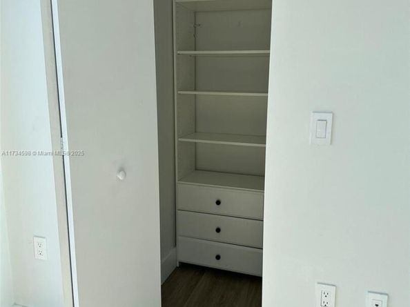 121 NE 34th St 2816, Miami FL 33137