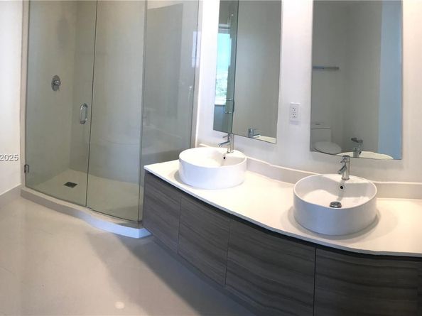 121 NE 34th St 2816, Miami FL 33137