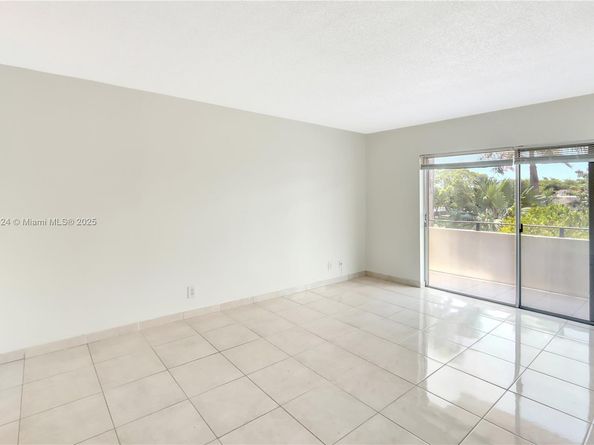 7900 Camino Cir 305, Miami FL 33143