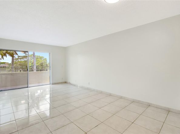 7900 Camino Cir 305, Miami FL 33143