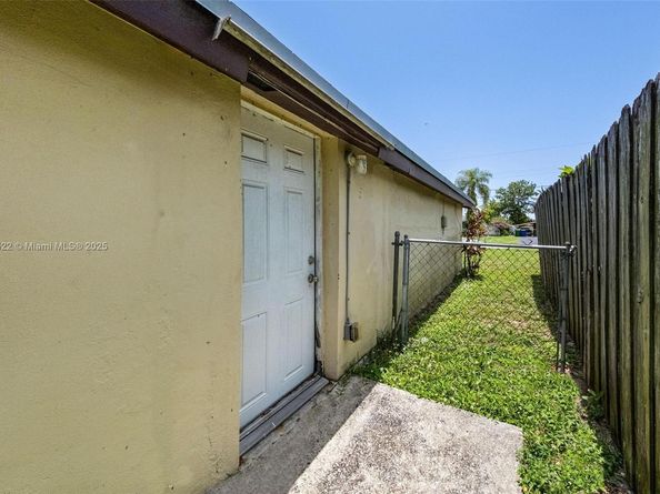 2130 Acapulco Dr, Miramar FL 33023