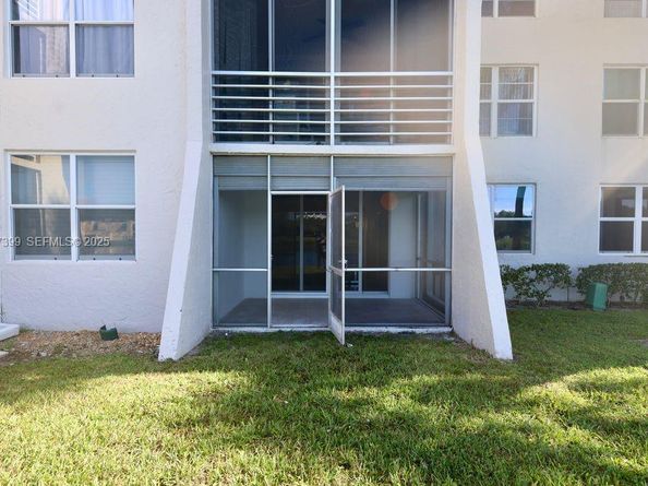 9450 Poinciana Pl 106, Davie FL 33324