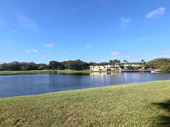 9450 Poinciana Pl 106, Davie FL 33324