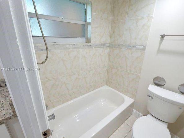 9450 Poinciana Pl 106, Davie FL 33324