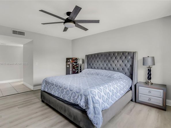 302 Lakeview Dr 202, Weston FL 33326