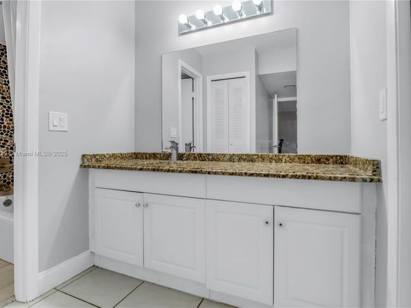 302 Lakeview Dr 202, Weston FL 33326
