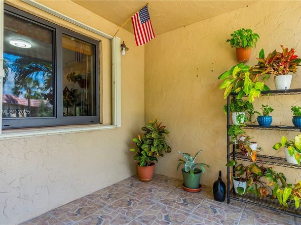 302 Lakeview Dr 202, Weston FL 33326