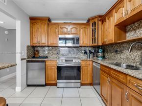 302 Lakeview Dr 202, Weston FL 33326