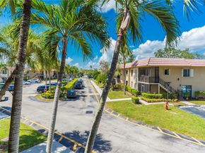 302 Lakeview Dr 202, Weston FL 33326