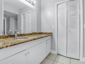 302 Lakeview Dr 202, Weston FL 33326