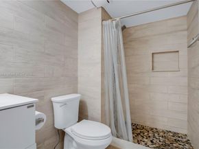 302 Lakeview Dr 202, Weston FL 33326