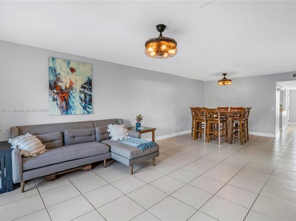 302 Lakeview Dr 202, Weston FL 33326