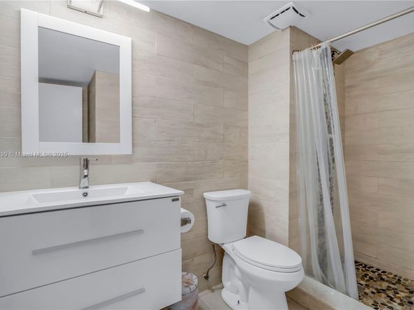 302 Lakeview Dr 202, Weston FL 33326