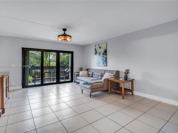 302 Lakeview Dr 202, Weston FL 33326
