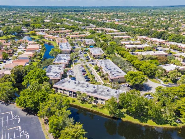 302 Lakeview Dr 202, Weston FL 33326