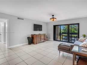 302 Lakeview Dr 202, Weston FL 33326