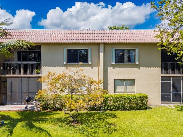 302 Lakeview Dr 202, Weston FL 33326