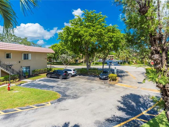 302 Lakeview Dr 202, Weston FL 33326