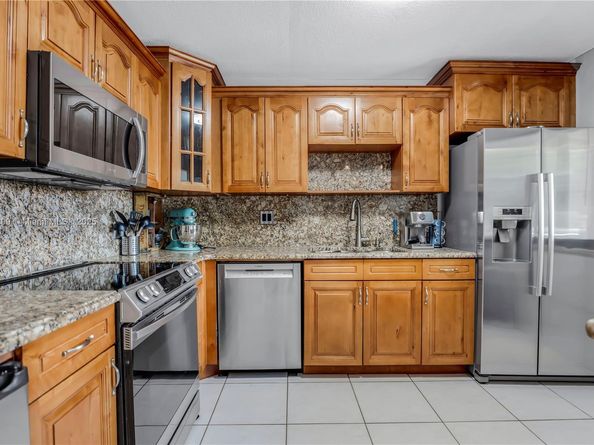 302 Lakeview Dr 202, Weston FL 33326