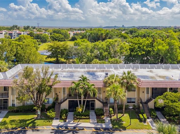 302 Lakeview Dr 202, Weston FL 33326