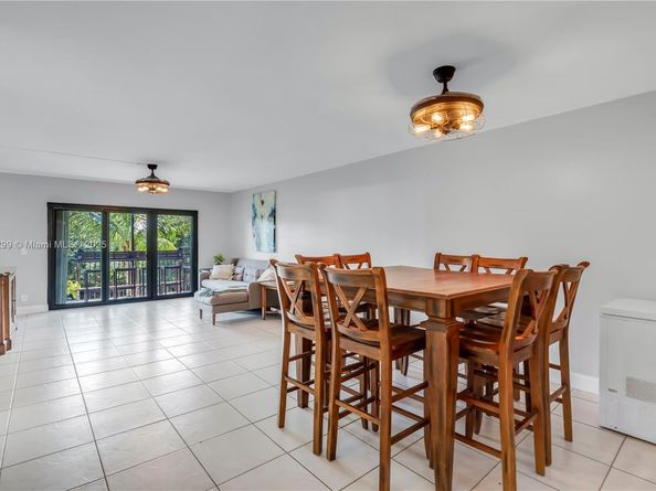 302 Lakeview Dr 202, Weston FL 33326