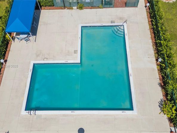 302 Lakeview Dr 202, Weston FL 33326