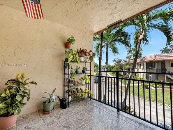 302 Lakeview Dr 202, Weston FL 33326
