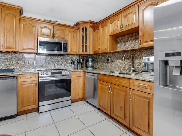 302 Lakeview Dr 202, Weston FL 33326