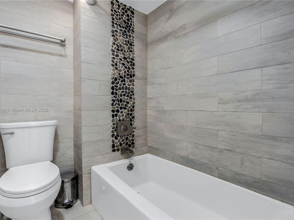 302 Lakeview Dr 202, Weston FL 33326