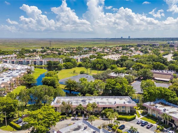 302 Lakeview Dr 202, Weston FL 33326