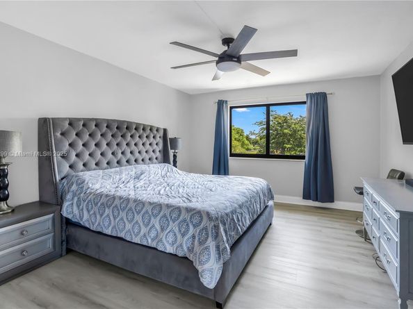 302 Lakeview Dr 202, Weston FL 33326