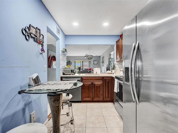 871 NE 207 Ln 20315, Miami FL 33179
