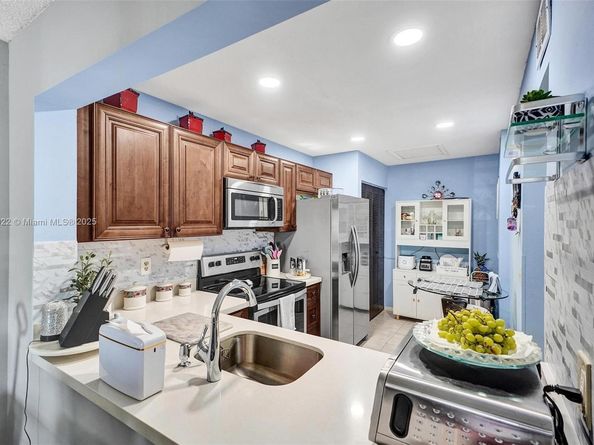 871 NE 207 Ln 20315, Miami FL 33179
