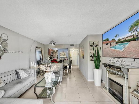 871 NE 207 Ln 20315, Miami FL 33179