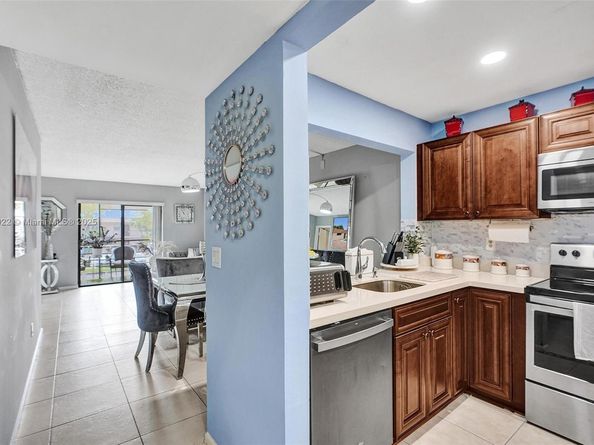 871 NE 207 Ln 20315, Miami FL 33179