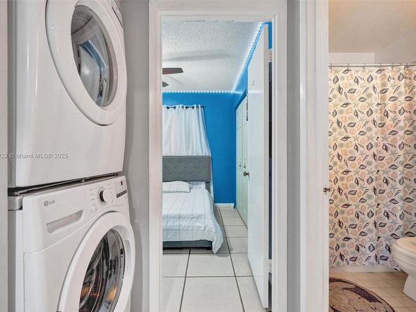 871 NE 207 Ln 20315, Miami FL 33179
