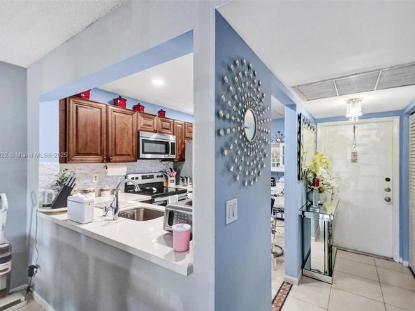 871 NE 207 Ln 20315, Miami FL 33179