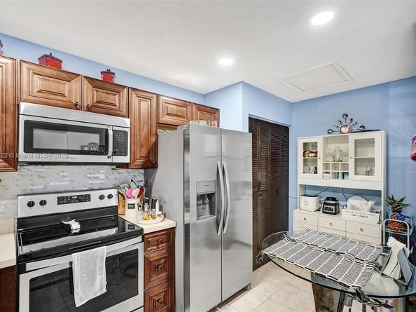 871 NE 207 Ln 20315, Miami FL 33179