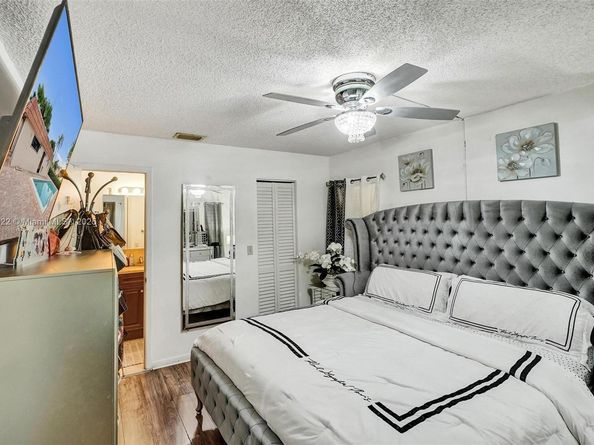 871 NE 207 Ln 20315, Miami FL 33179