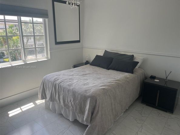 3915 NE 168th St 3915, North Miami Beach FL 33160